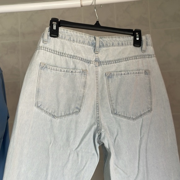 Women’s light wash jeans! - Picture 2 of 3